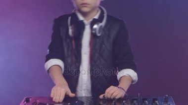 Deri ceketli genç dj dumanlı arka planda müzik karışımları