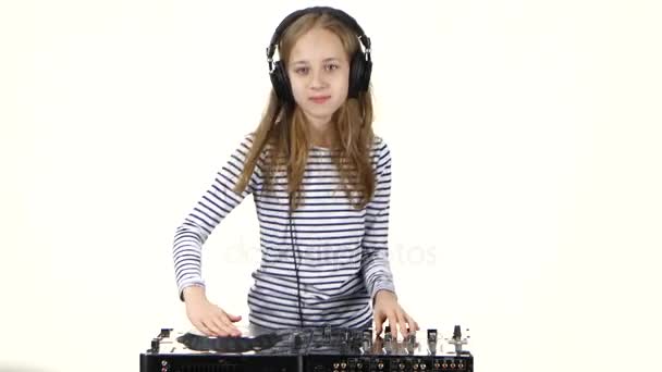 Teen girl dj in cuffia gioca per console. Fondo bianco — Video Stock