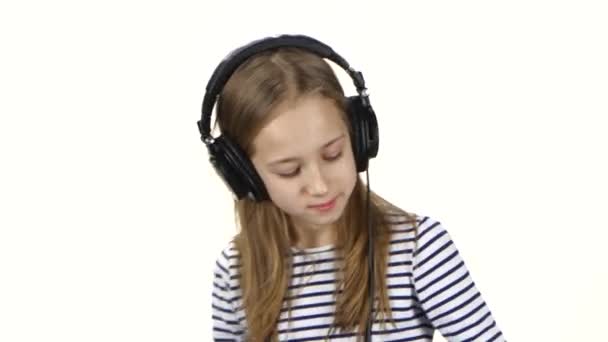 女の子 dj は、頭にヘッドフォンを着ています。ホワイト バック グラウンド、すぐアップ — ストック動画