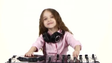 Tatlı kız ile bukleler için dj masada oyun devam eder. Beyaz arka plan