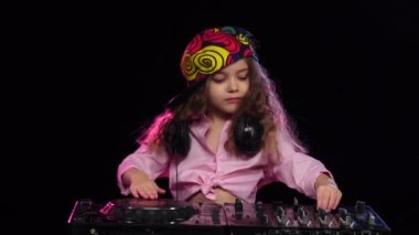 Kız dj vinil oynamak parlak şapkalı. Ağır çekim