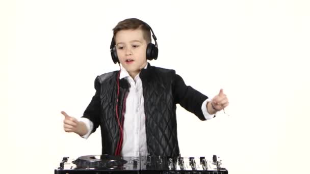 Stylový chlapec dj sluchátka hrají na vinylu. Bílé pozadí — Stock video