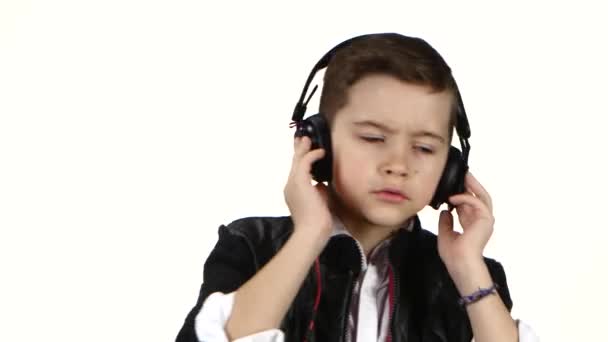 Tiener jongen luistert muziek op hoofdtelefoons en dansen, sluit ups — Stockvideo