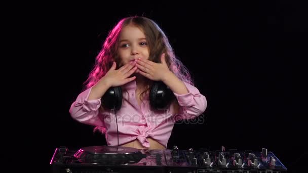 Little girl dj w różowej koszuli daje się powietrza pocałunki — Wideo stockowe