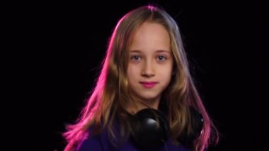 Kulaklıklar ile genç kız hava öpücük, yavaş hareket verir