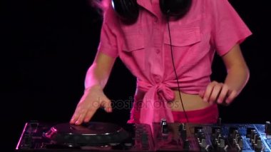Şık dj genç kız çalış müzik ve dansları, ağır çekim