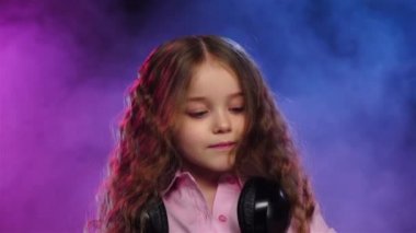 Küçük kız dj vinil üzerinde oynama. Renkli duman, ağır çekim