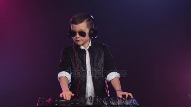 Cool çocuk dj vinil oynarken gözlüklü. Ağır çekim