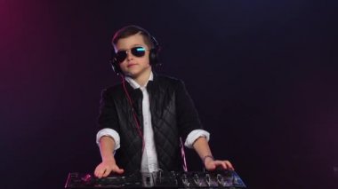 Müzikal çocuk dj pikap üzerinde oynarken gözlüklü. Ağır çekim