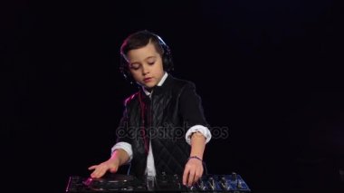 Müzikal çocuk dj vinil, ağır çekim oyun kulaklık