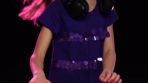 Teenie-Mädchen-DJ mit Kopfhörer spielt für Plattenspieler. Zeitlupe — Stockvideo