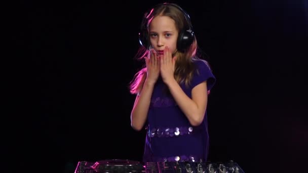 Girl dj in dress gives out air kisses, slow motion — Stock Video