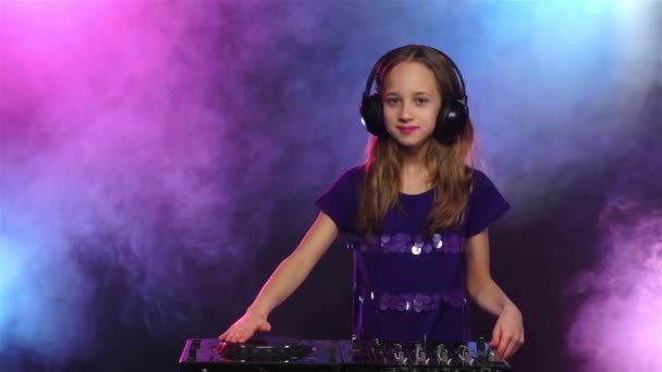 Menina no estúdio de fumaça joga para dj mixer. Movimento lento — Vídeo de Stock