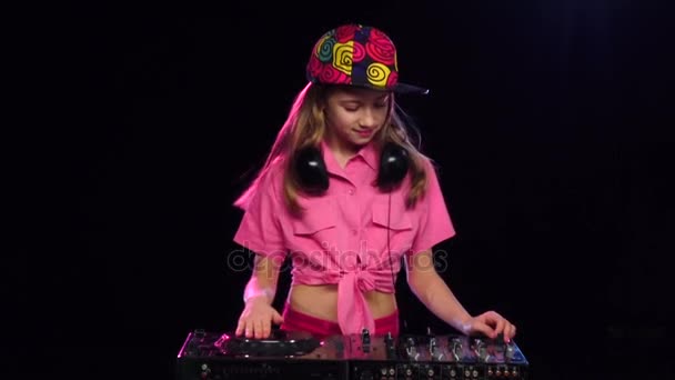 Menina em cap brilhante jogando no teclado dj, câmera lenta — Vídeo de Stock