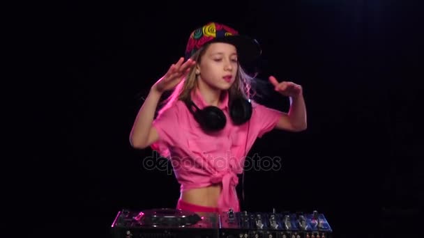 Chica toca música y baila en la mesa de DJ. Movimiento lento — Vídeos de Stock
