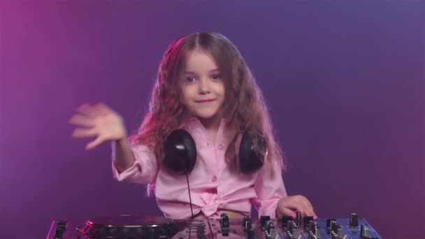 작은 소녀 음악가, 슬로우 모션으로 dj 턴테이블에 음악 — 비디오