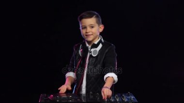 Gülümseyen dj pikap üzerinde oynarken deri ceketli. Ağır çekim