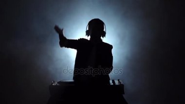 Siluet çocuk dj vinil ve dans, yavaş oynamaya
