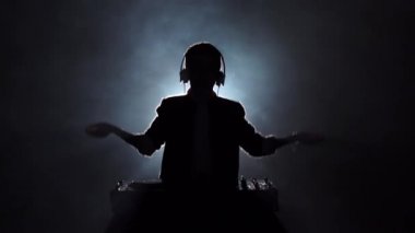 Çocuk dj atlar siluet, dans ve müzik çalar. Ağır çekim