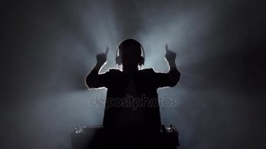 Siluet çocuk vinyls ve dans müzik çalar. Ağır çekim