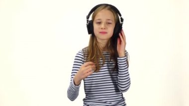 Çocuk müzik dinler ve parmak ritm içine yavaş enstantane
