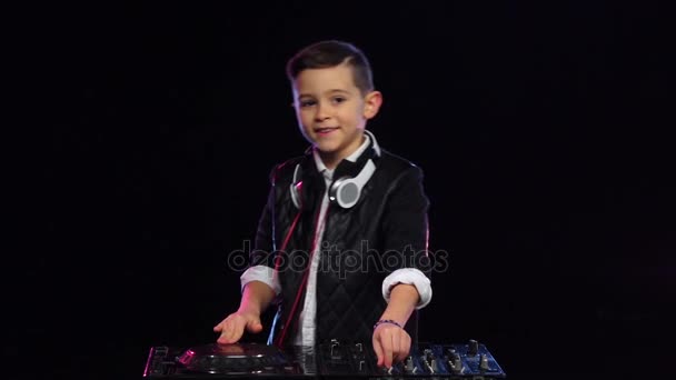 Sonriente dj en chaqueta de cuero jugando en el tocadiscos. Movimiento lento — Vídeos de Stock