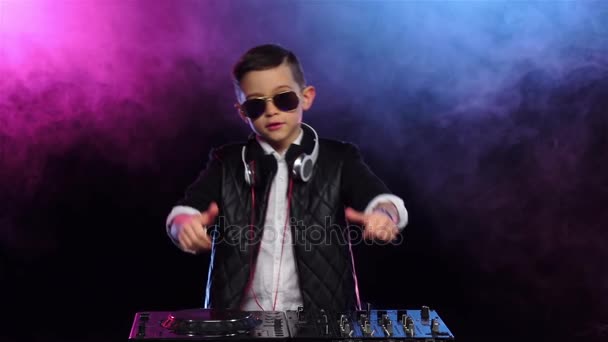 Хлопчик показує два великі пальці вгору, граючи на вінілі, повільний рух — стокове відео