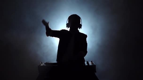 Silhouette boy dj jugando en vinilo y danza, cámara lenta — Vídeo de stock