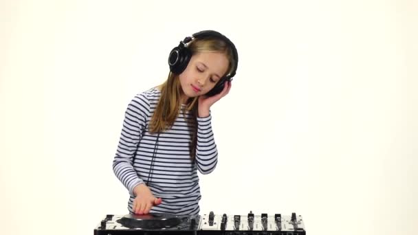 Une fille avec un casque sur la tête dansant sur la musique. Mouvement lent — Video