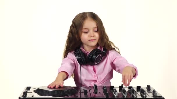 Dulce chica con rizos juega para la mesa dj. Movimiento lento — Vídeos de Stock