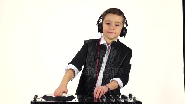 Fantastico ragazzo dj in cuffia che suona su vinile. Rallentatore — Video Stock