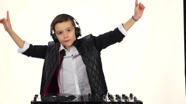 Elegante ragazzo dj in cuffia giocare su vinile, rallentatore — Video Stock