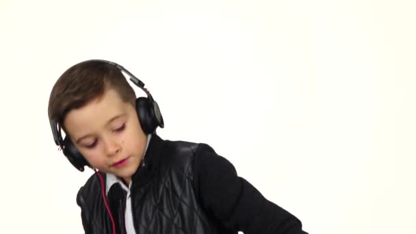 Nice kid lyssnar musik på hörlurar och danser, Slowmotion — Stockvideo