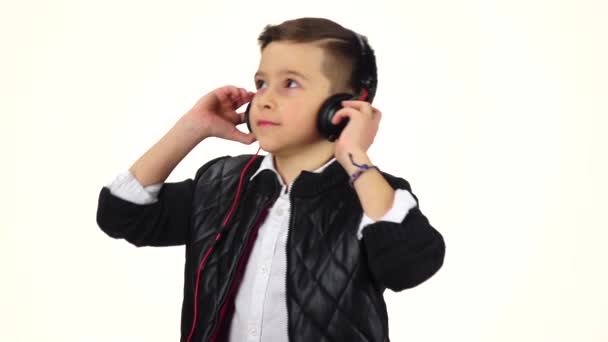 Adolescente niño escucha música en los auriculares y bailes, cámara lenta — Vídeos de Stock