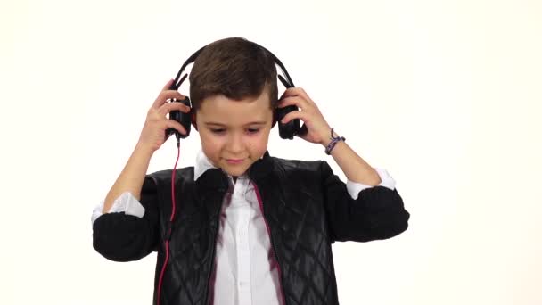 Boy dj usa auriculares en la cabeza. Fondo blanco, cámara lenta — Vídeo de stock