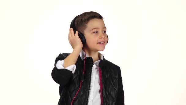 Νεαρό αγόρι ακούει μουσική στα ακουστικά και χορούς, αργή κίνηση — Αρχείο Βίντεο