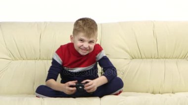 Çocuk ile kanepede video oyun oynarken konsol oyunları