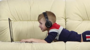 Kanepe içinde laptop online oyunlar oynamak çocuk yakın çekim