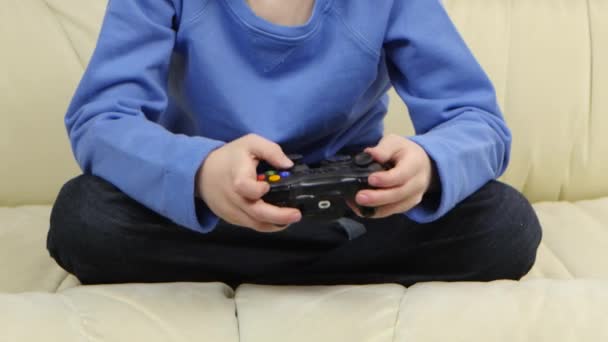 Le mani del bambino giocano su console, preme i pulsanti. Da vicino. — Video Stock
