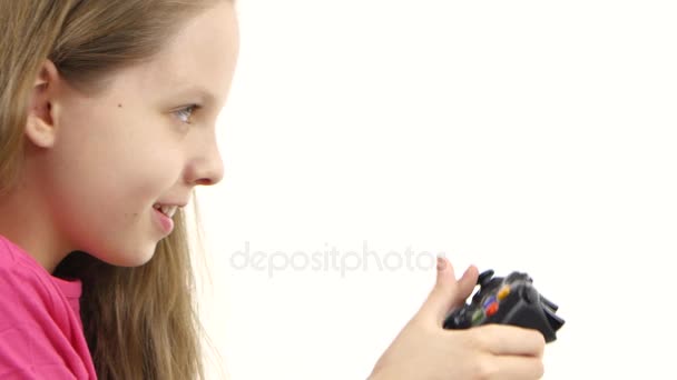 Menina jogando videogame com console de jogos. Fundo branco, close-up — Vídeo de Stock