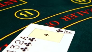 Kartlar poker masası yeşil yüzeyine dağılmış