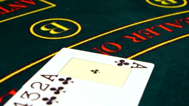 Карты разбросаны по зеленой поверхности покерного стола — стоковое видео
