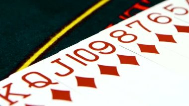 İskambil hazırlamak yeşil poker masada, portre