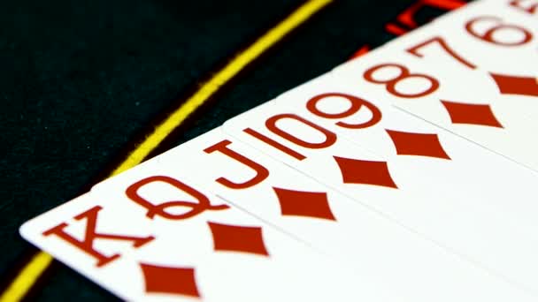 Dek van kaarten neergelegd op casino tafel, close-up — Stockvideo