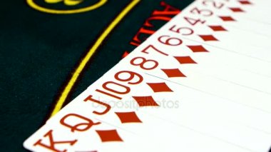 Yeşil poker masasında kartları yayılır, yakın çekim