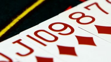 Yeşil kumaş casino tablo, closeup kartların iki cins