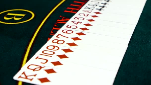 Hrací karty jsou rozprostřeny na pokerovém stole, zblízka — Stock video