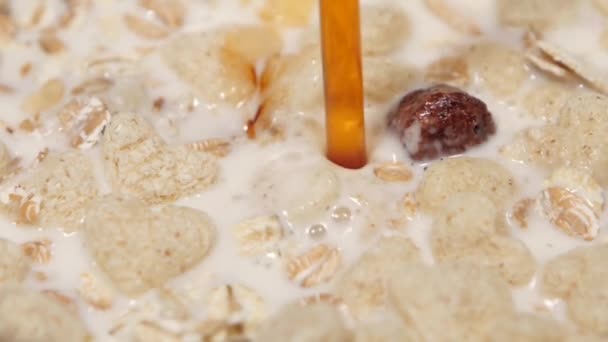 Syrup is poured in dry breakfast, slow motion. Close up — Stock Video