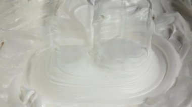 Krem yumurta çırpıcı mikser ve yavaş hareket durur. Portre