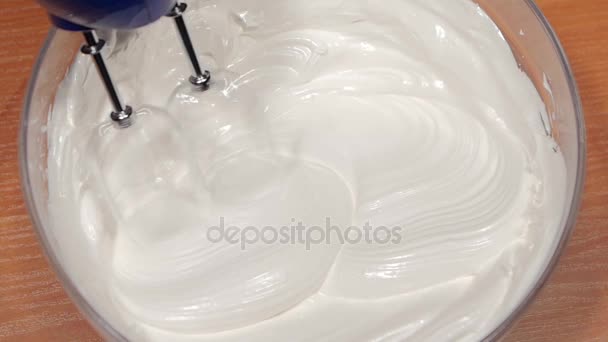 Mélange de crème blanche dans un bol avec un mélangeur à moteur, au ralenti — Video